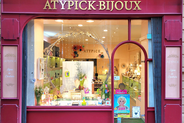 Atypick Bijoux à Perpignan vend des bijoux artisanaux, des bijoux de créateurs en centre-ville.