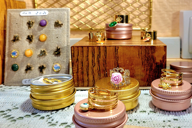 Atypick Bijoux Perpignan vend des bijoux artisanaux, des bijoux de créateurs en centre-ville.