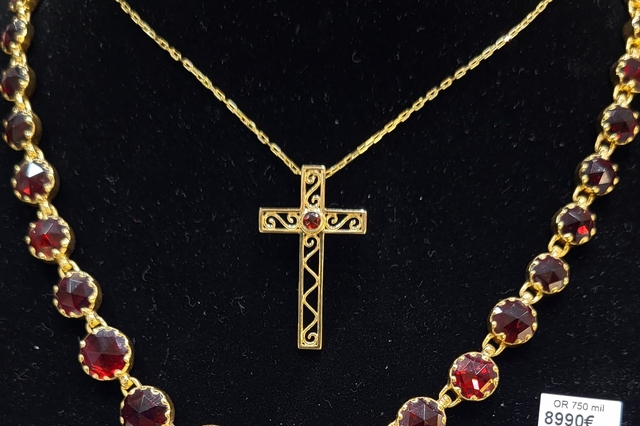 Bijoux Grenat et collier Grenat, Croix de Canigou Grenat ,Collier Grenats catalans en chute, bijouterie D’ores et déjà Perpignan