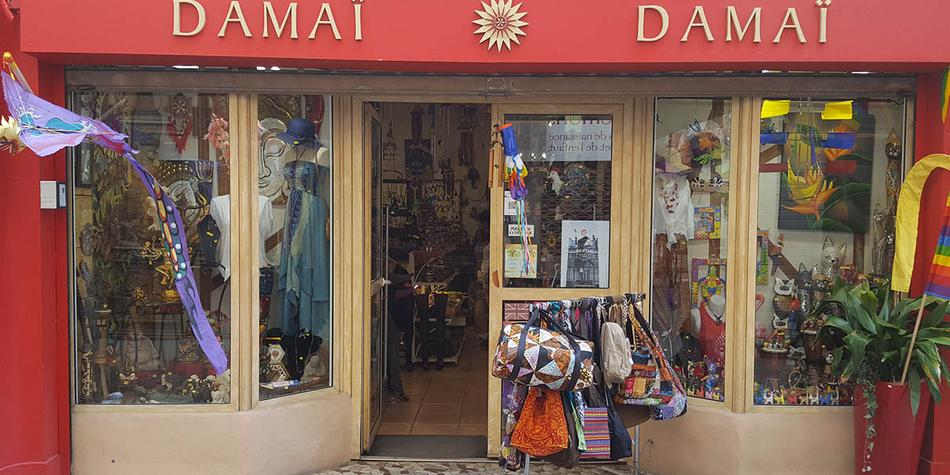 Damaï Perpignan propose des vêtements Femme, des objets artisanaux: bijoux, déco provenant de Bali, du Népal ou d'Inde 