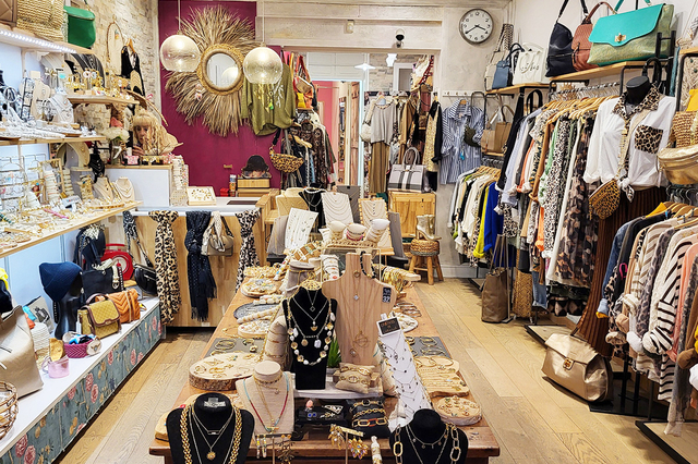 La boîte à bijoux Perpignan, tout pour la femme : vêtements, sacs, bijoux, chaussures...
