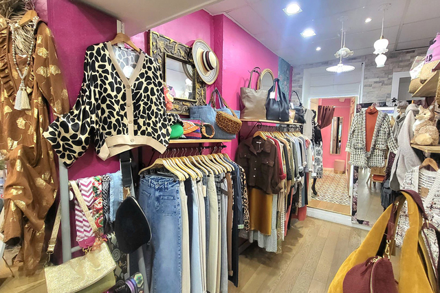 La boîte à bijoux Perpignan, tout pour la femme : vêtements, sacs, bijoux, chaussures...