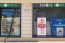 Vitrine de l'espace santé de la Pharmacie Vauban à Perpignan avec matériel médical et téléconsultation