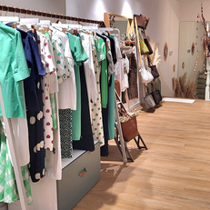Quatre Sixième Perpignan, boutique de vêtements pour femmes, avec des marques de luxe en centre-ville.