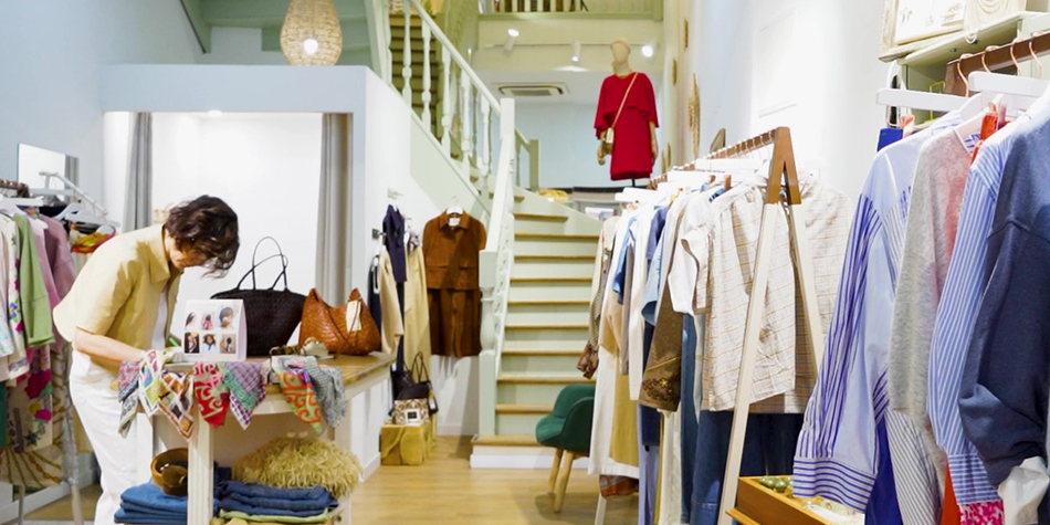 Quatre Sixième Perpignan, boutique de vêtements pour femmes, avec des marques de luxe en centre-ville.