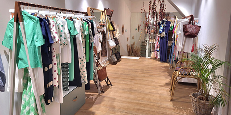 Quatre Sixième Perpignan est une boutique de vêtements pour femmes, avec des marques de luxe en centre-ville.