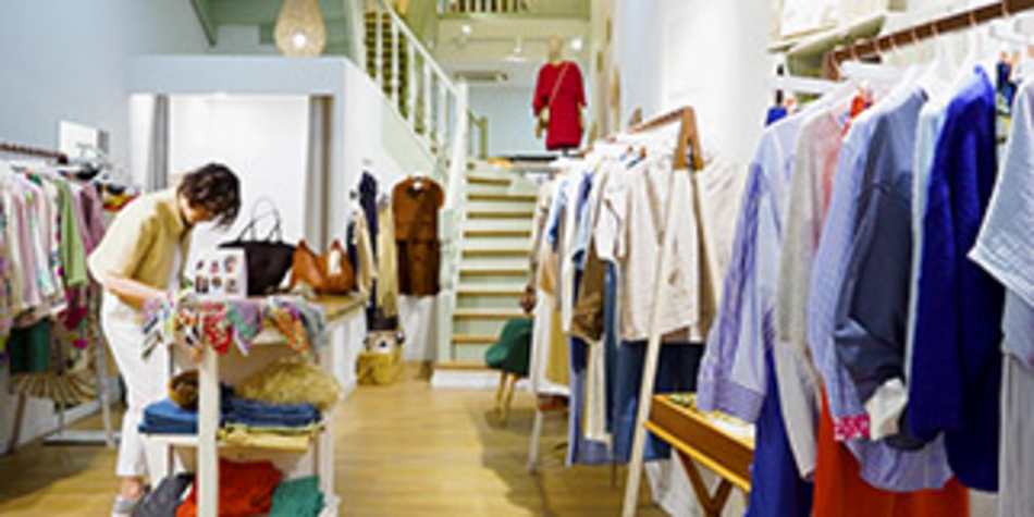 Quatre Sixième Perpignan est une boutique de vêtements pour femmes, avec des marques de luxe en centre-ville.