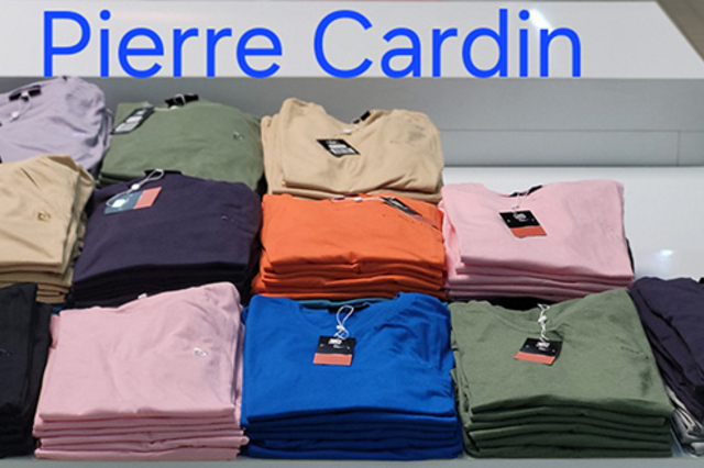 Max Carrefour Château Roussillon vend des tee-shirts Pierre Cardin