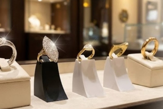 Présentoir de bagues aux montures dorées et argentées, serties de pierres, dans la bijouterie D'Ores et Déjà à Cabestany.