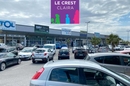 Espace Le Crest à Claira propose de nombreux commerces et des bureaux d'affaires, face au centre commercial Carrefour Salanca  
