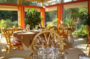 Salle et la vue jardin du restaurant gastronomique Le Yucca dans le Parc Ducup de Perpignan