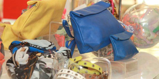 Accessoires de mode Perpignan en boutique avec sacs, chaussures, bijoux, foulards, lunettes...(® networld-fabrice chort)