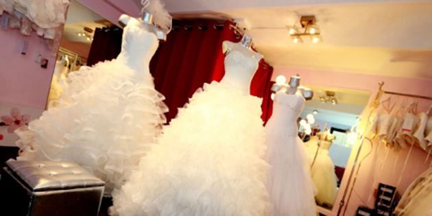 robe de mariée perpignan 66 dans une boutique de mariage avec des robes de mariage (® SAAM-fabrice Chort)
